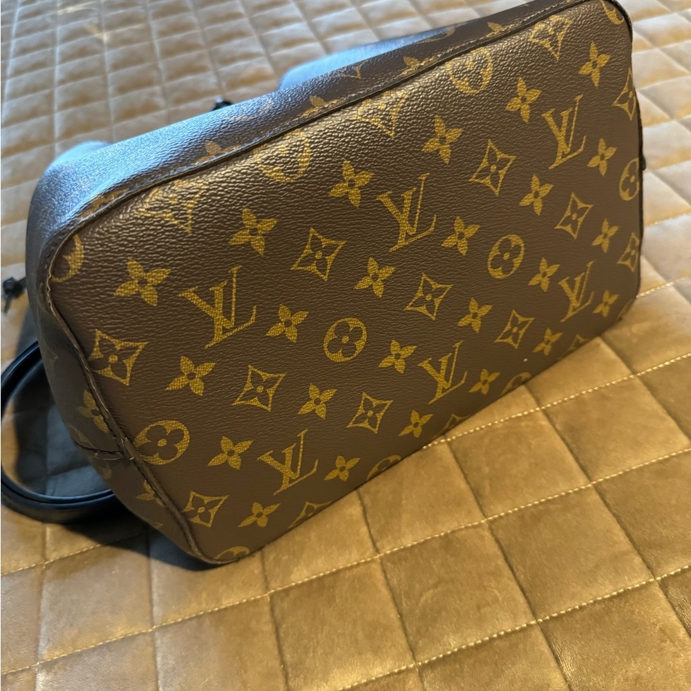 Like new LV purse. Smoke free and pet free home. Carried less than 5 times. - Picture 5 of 8